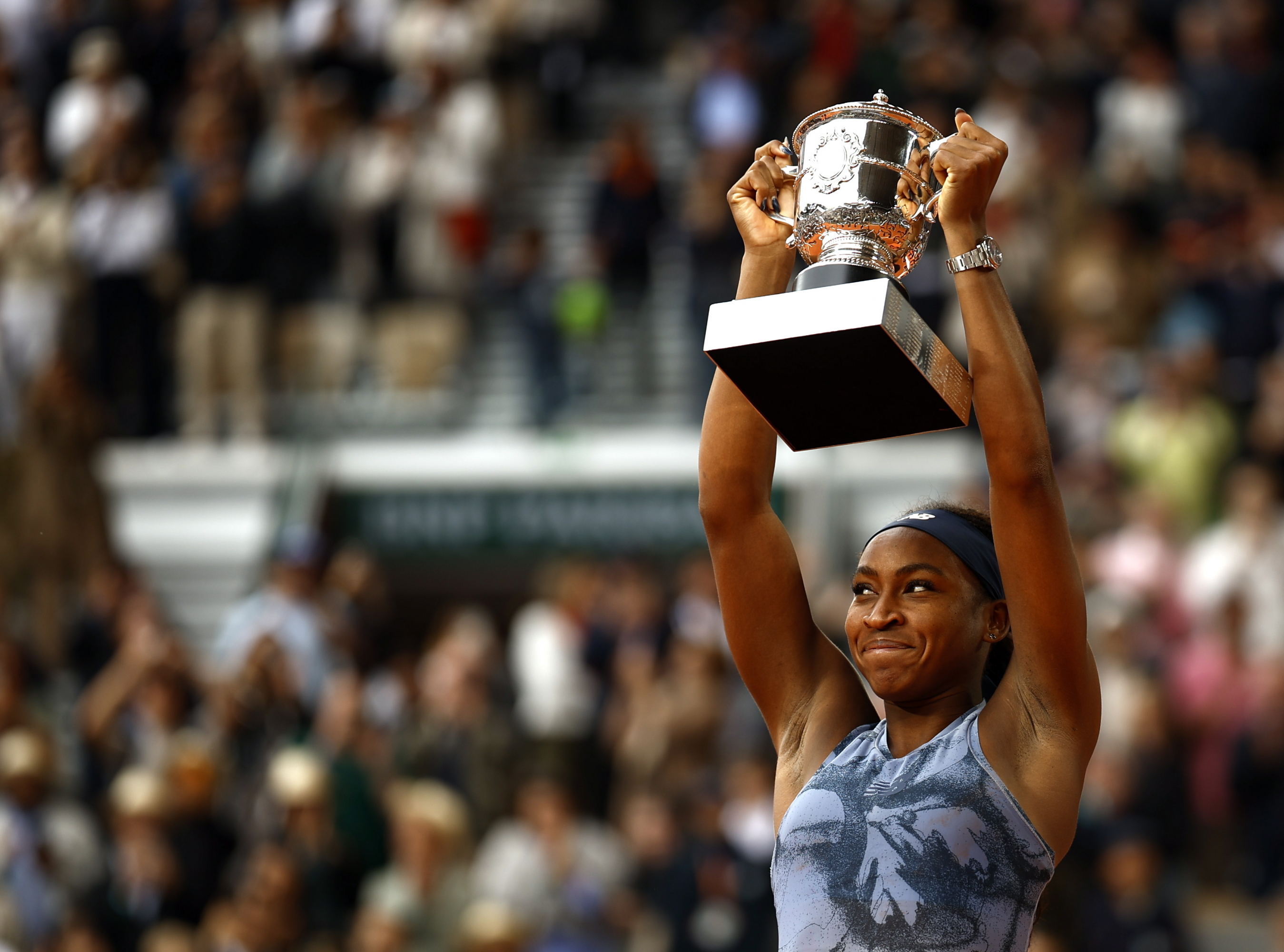 Coco Gauff levanta el trofeo como campeona de Roland Garros.