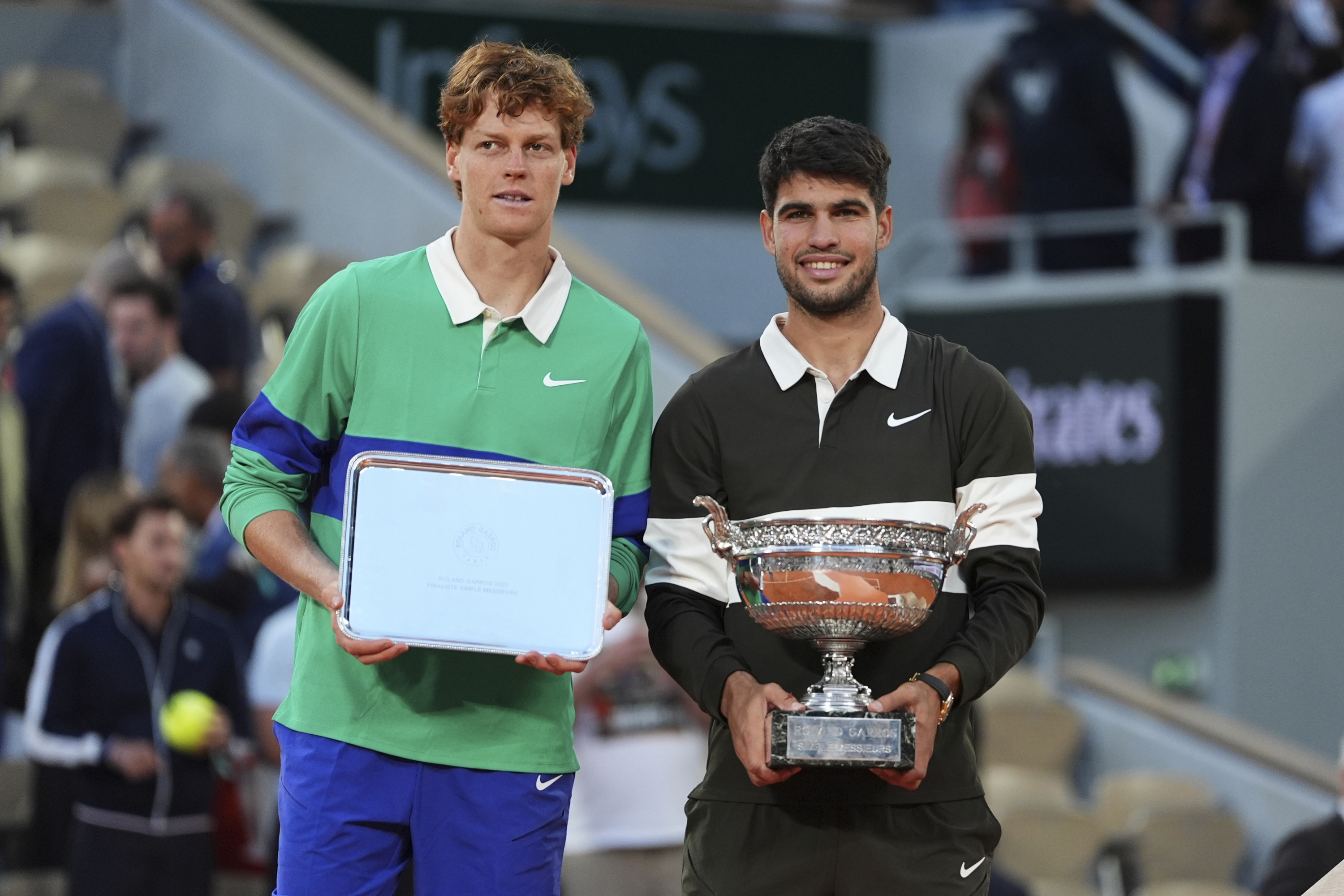 Sinner y Alcaraz posan con sus trofeos tras la memorable final de 2025