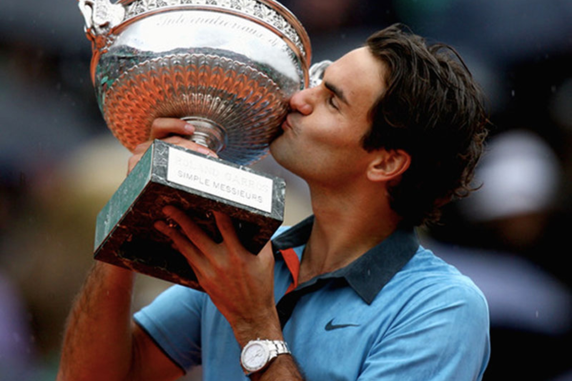 Roger Fererer, con un Rolex y el trofeo de campeón de Roland Garros en 2009