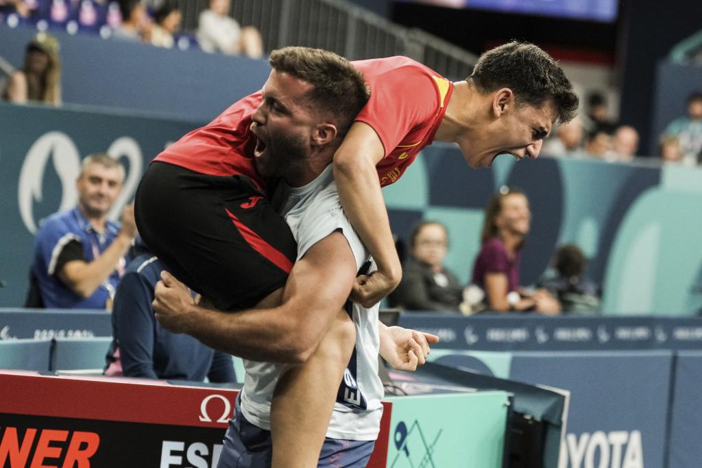 Ander Cepas celebra su medalla de bronce junto a Rafa Taboada, su entrenador, en París 2024.