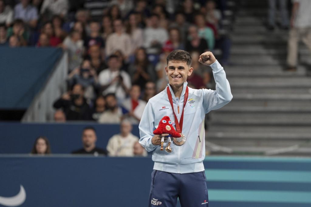 Ander Cepas en el podio con el bronce paralímpico en París 2024.