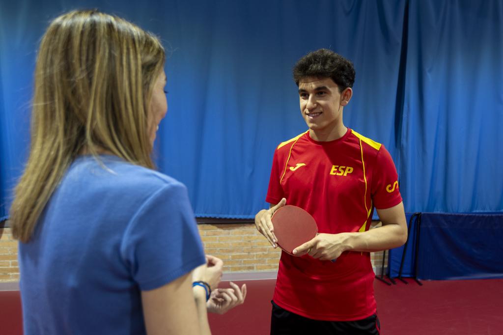 Ander Cepas charla con la redactora de MARCA en el CAR de Madrid.