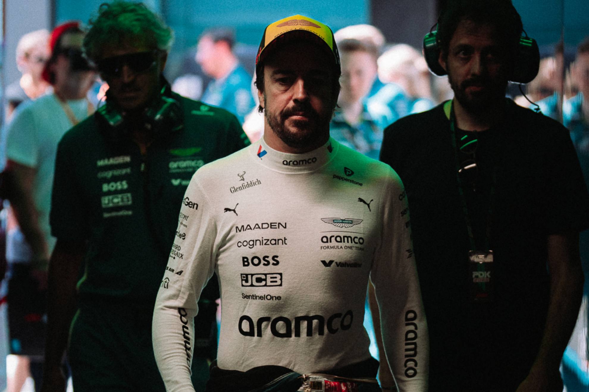Alonso, entrando en el box en el Circuit.