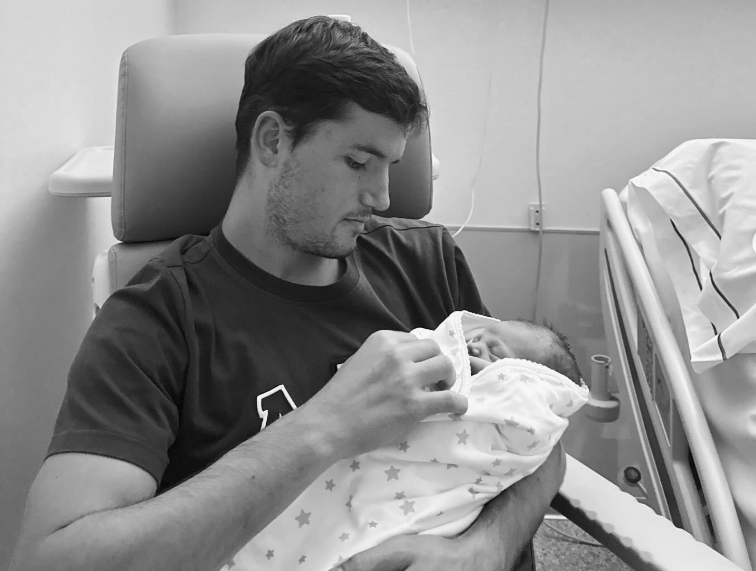 Hugo Guillamón, con su hijo Hugo recién nacido en diciembre de 2024.
