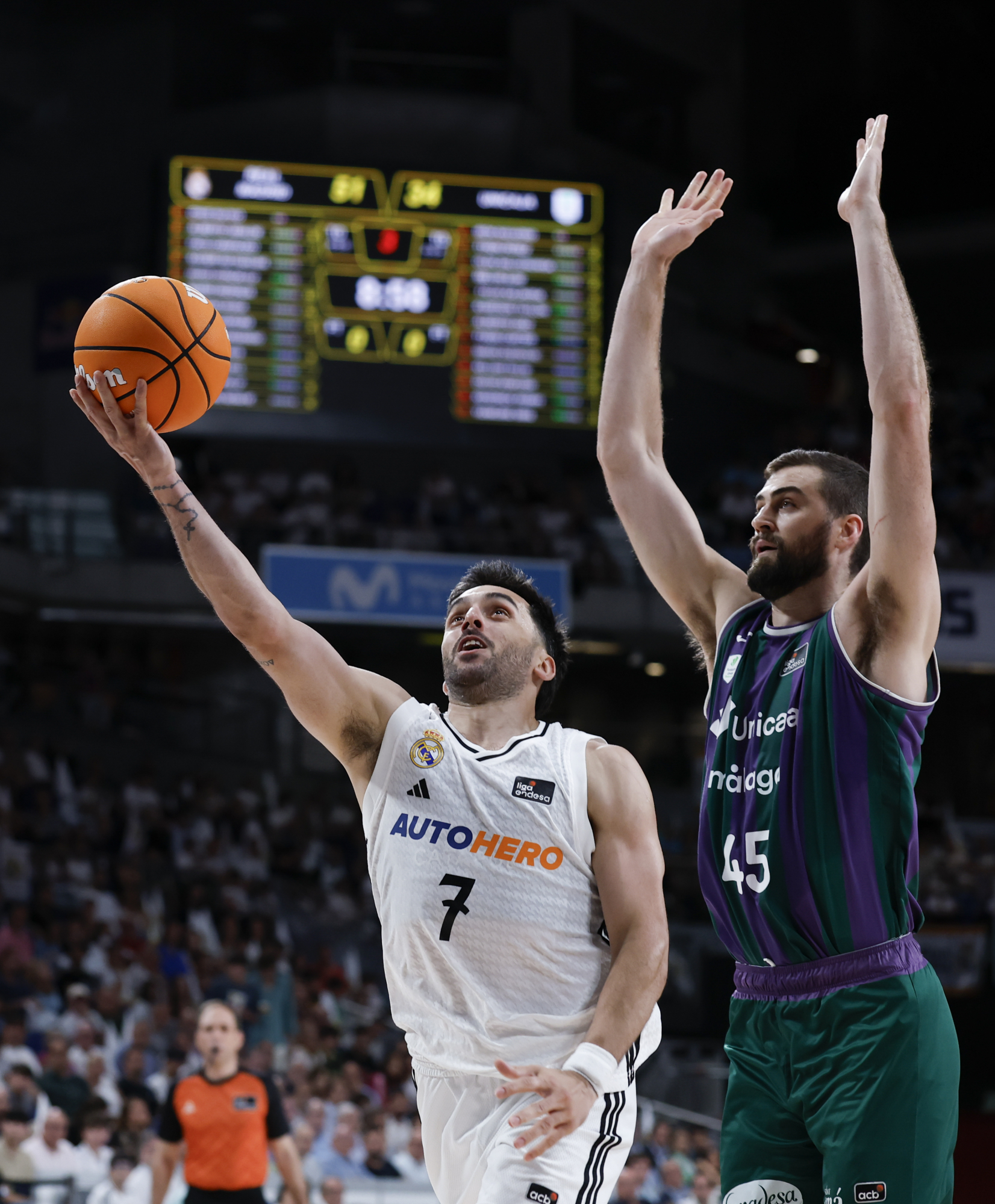 Facundo Campazzo makes an entrance to the basket before the defense of David Kravish.