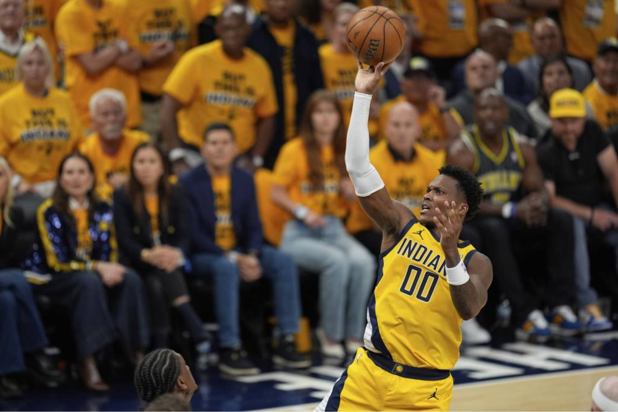 El canadiense Bennedict Mathurin lanza a canasta en el terce partido ante los Thunder.