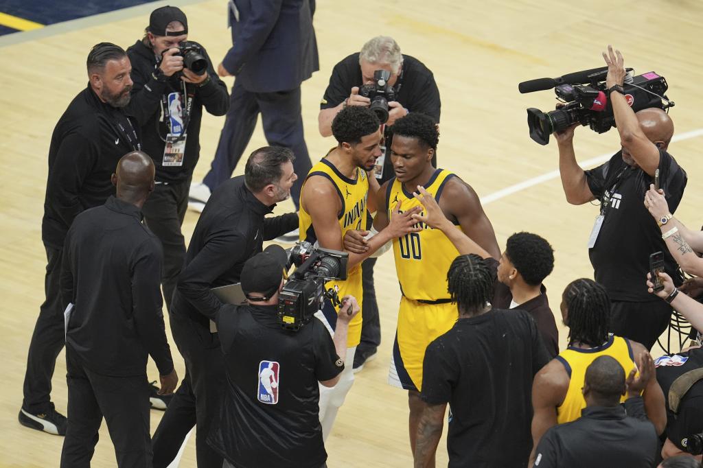 Tyrese Haliburton congratulates Bennedict Mathurin after the second victory of the Pacers.