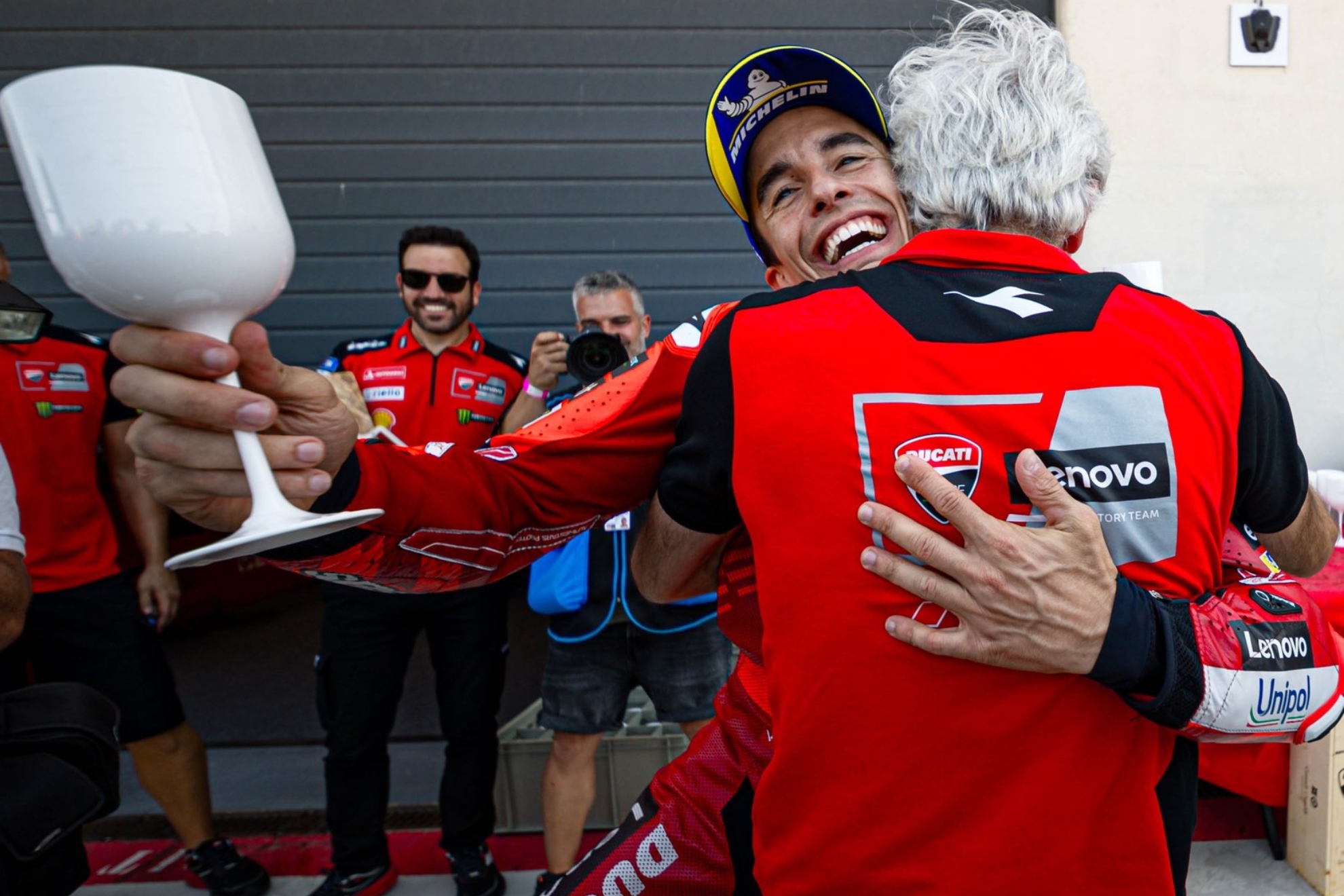 Marc Márquez se abraza con Gigi Dall'Igna.
