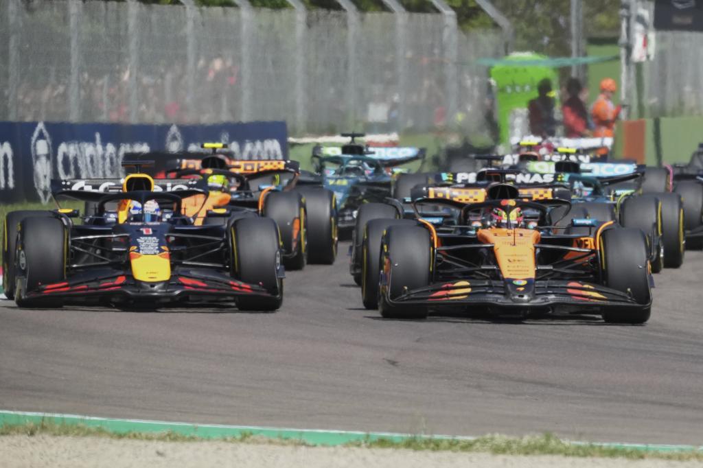 Verstappen, entre los McLaren, en Ímola.