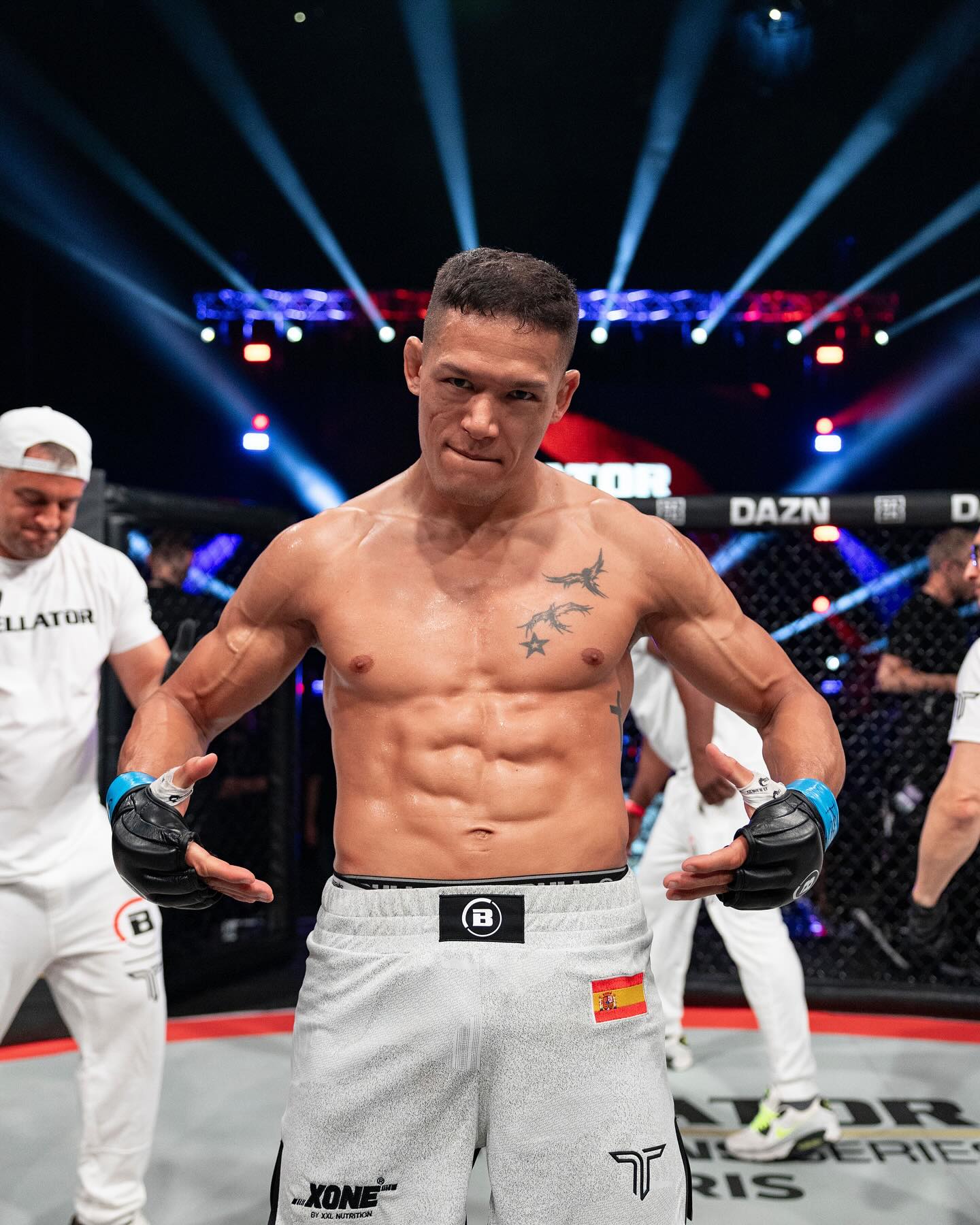 Costello van Steenis celebra un triunfo en Bellator.