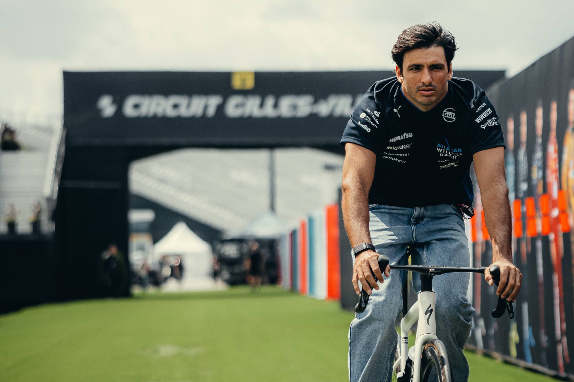 Carlos Sainz, en bici por el circuito de Montreal este jueves.
