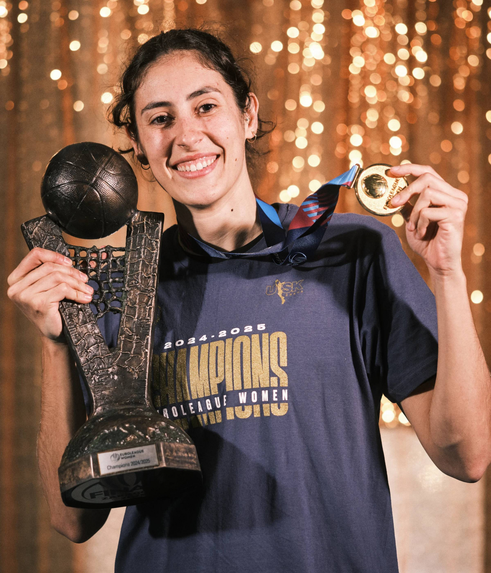 María Conde, with the Women's Euroleague trophy.