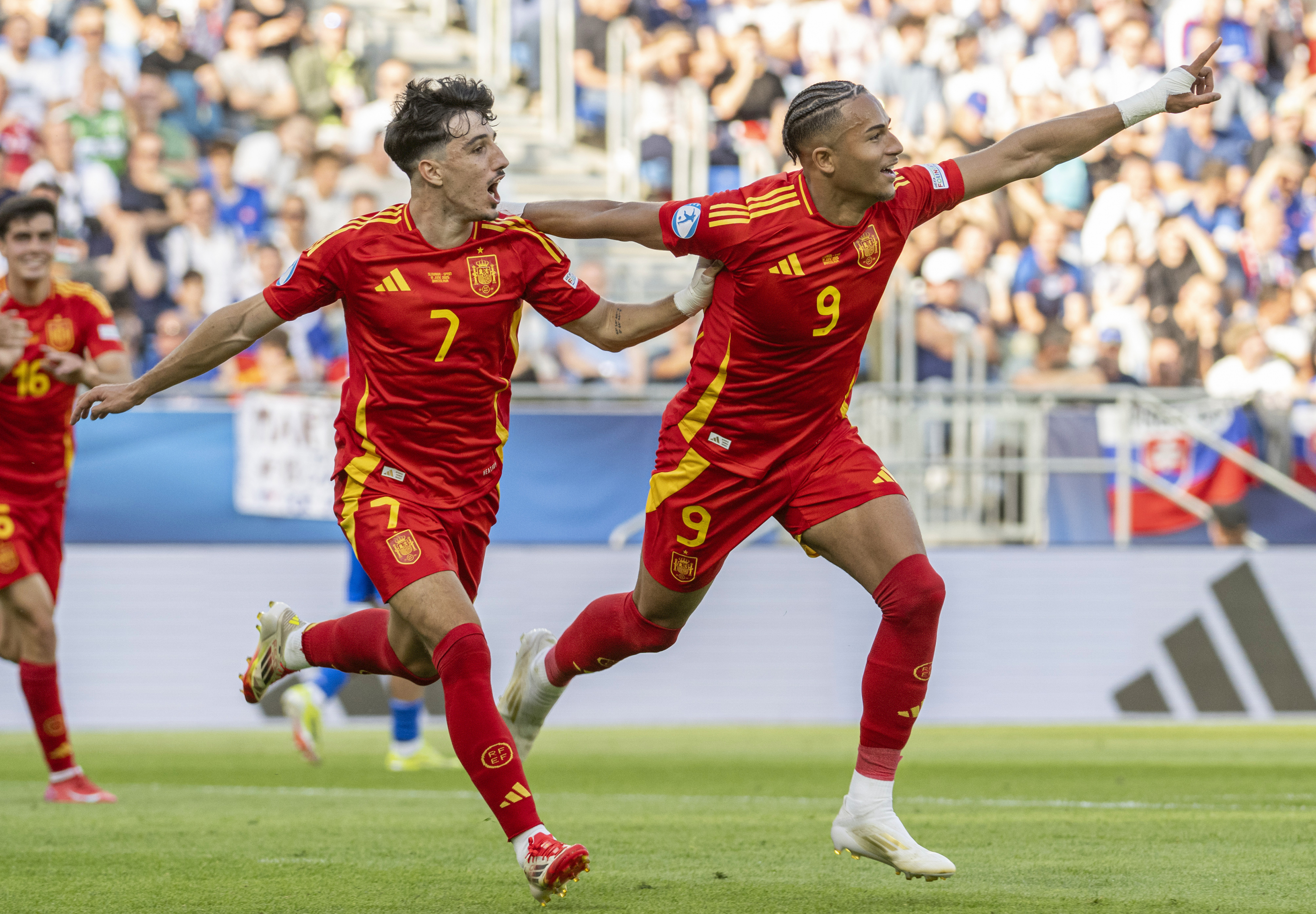 Mateo Joseph y Diego López celebran el 0-2 ante Eslovaquia.