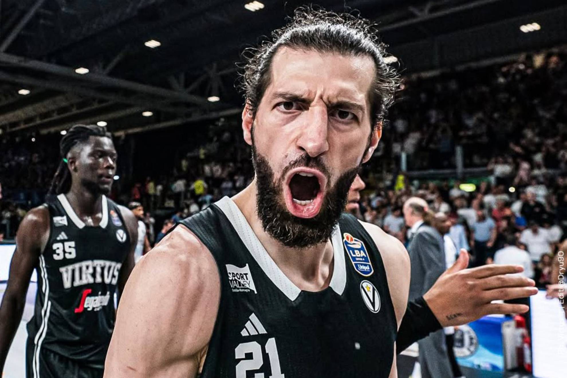 Tornike Shegelia célèbre le triomphe de Virtus lors du premier match de la finale de la Ligue italienne.