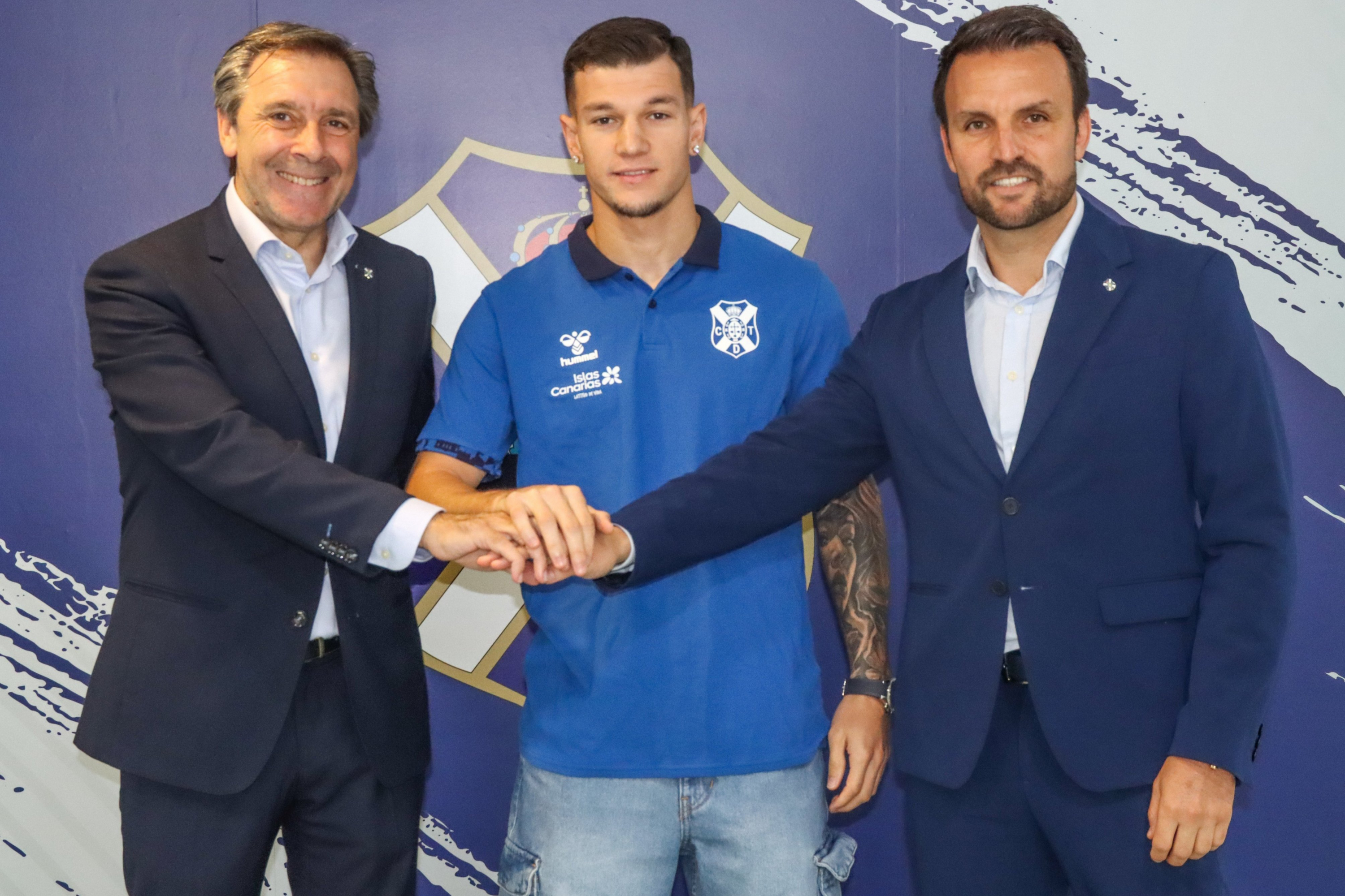 El Tenerife da dorsal del primer equipo al canterano César Álvarez