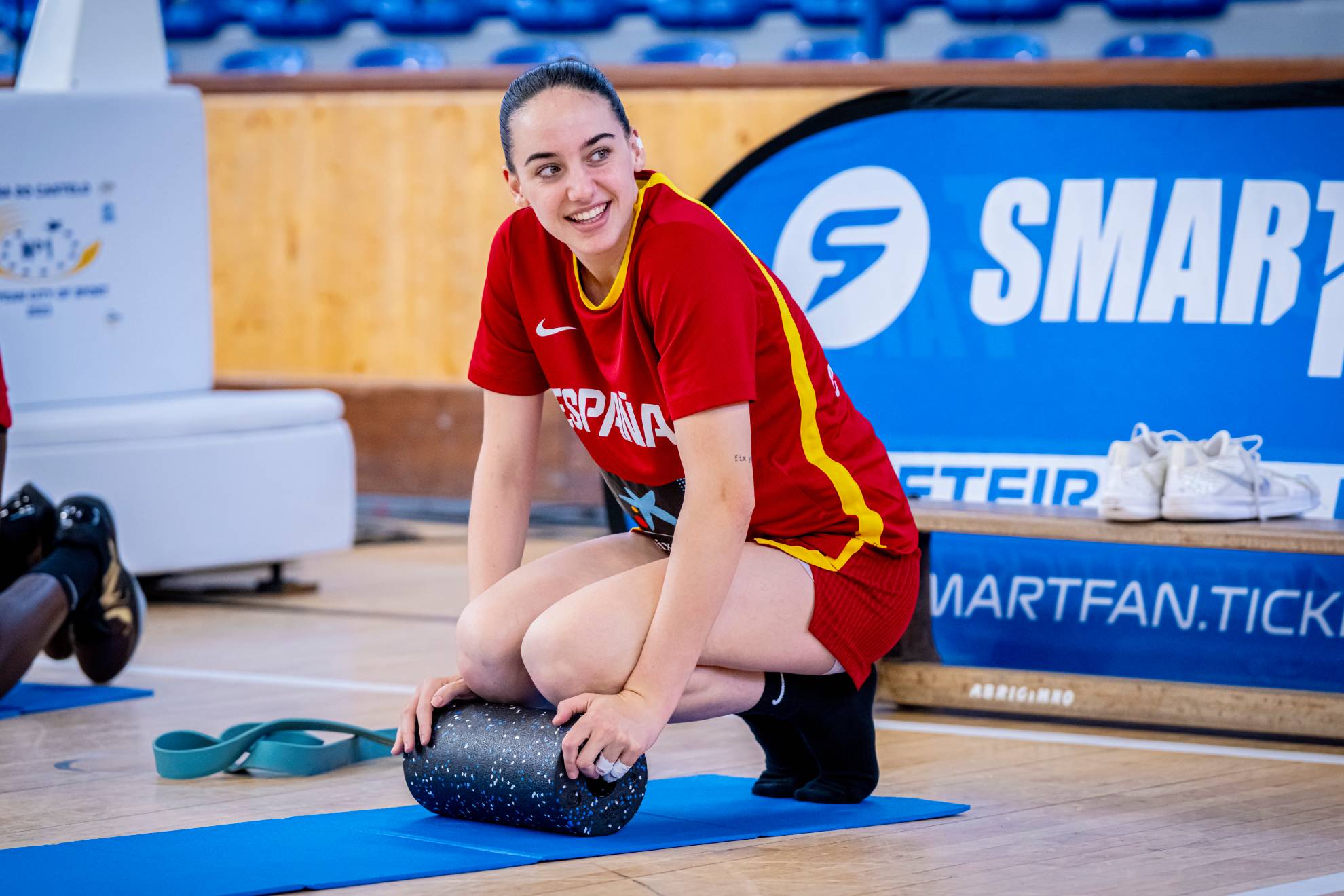 Iyana Martín heats before one of the friendlies of the women's team.