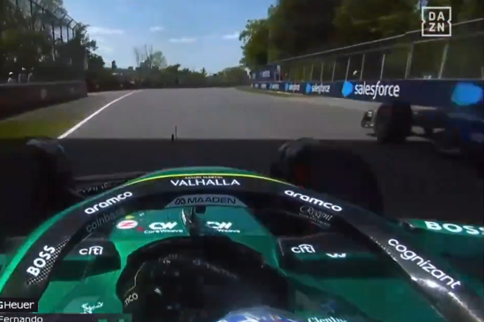 Alonso topa con Albon en una de las vueltas.