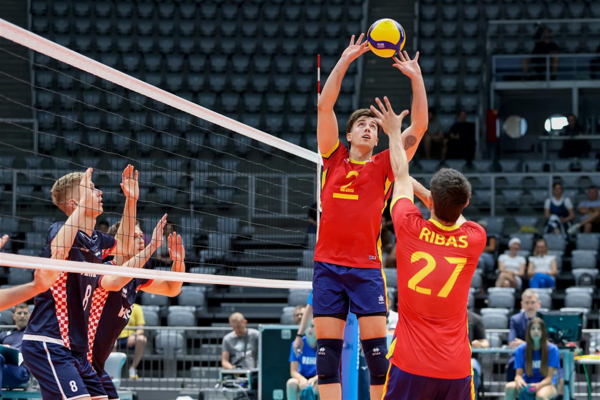 Ángel Trinidad placing a ball to Alejandro Ribas against Croatia in the European League of 2025