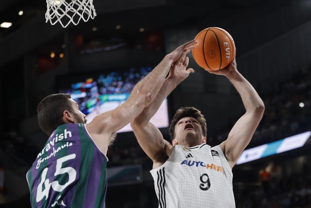 Hugo González enters the basket in a parrido against Unicaja.