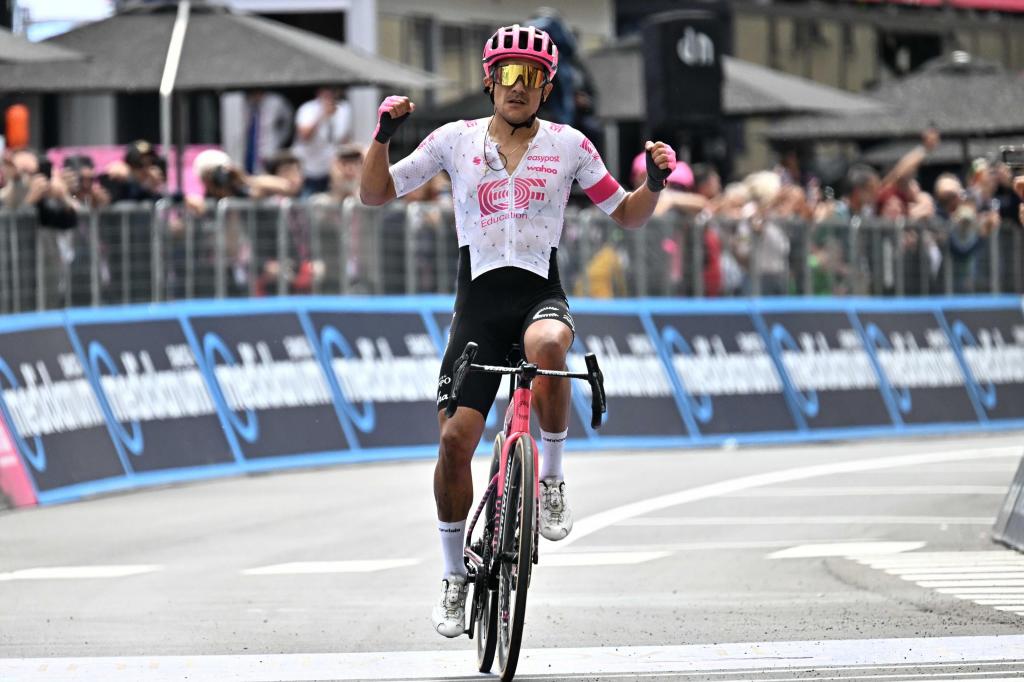 Carapaz, celebrating his victory.