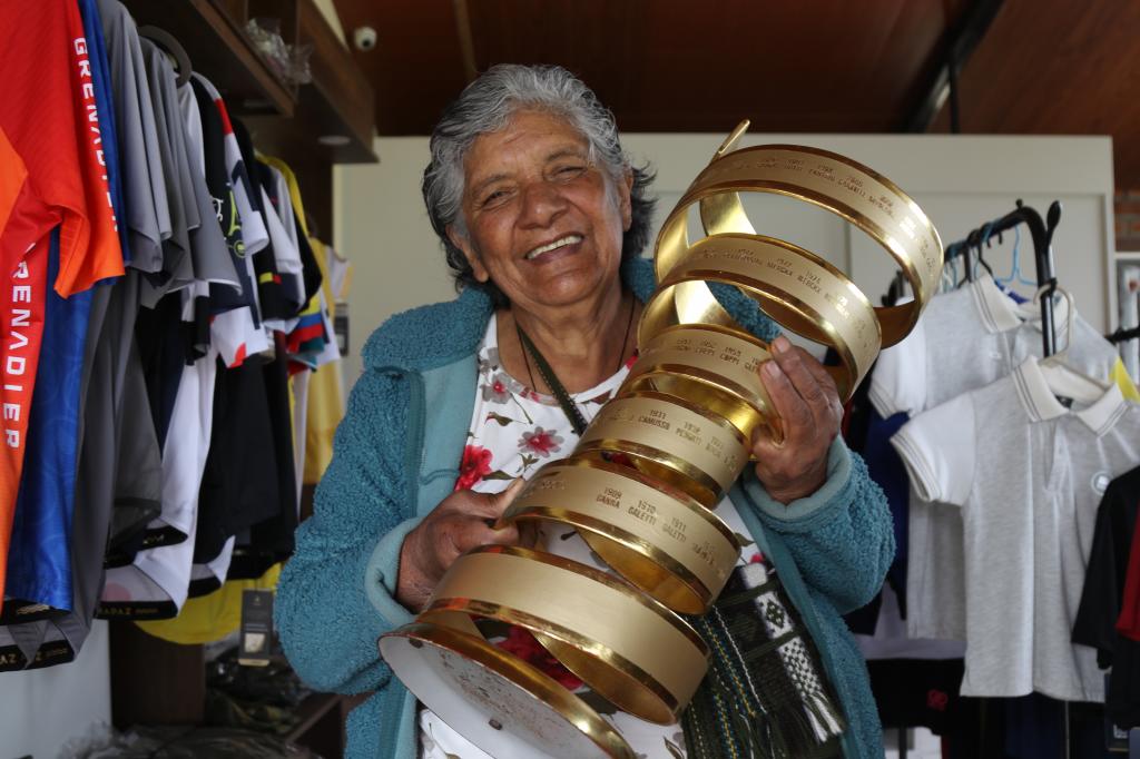 Carapaz's mother, in 2019 with the trophy.