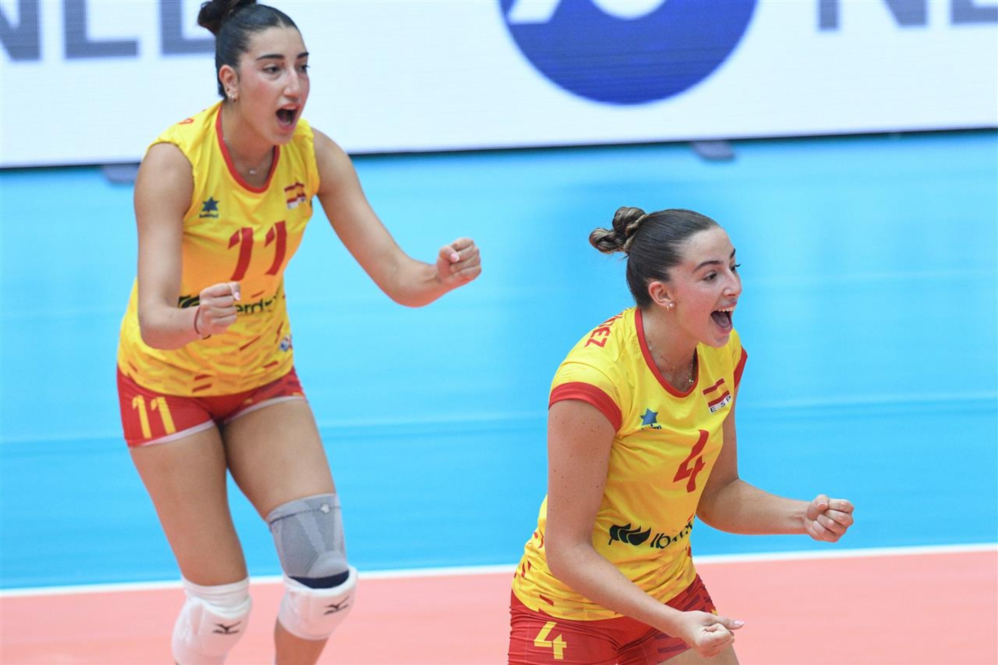 Julia de Paula (11) et Lola Hernández (4) célébrant l'un des points d'Espagne