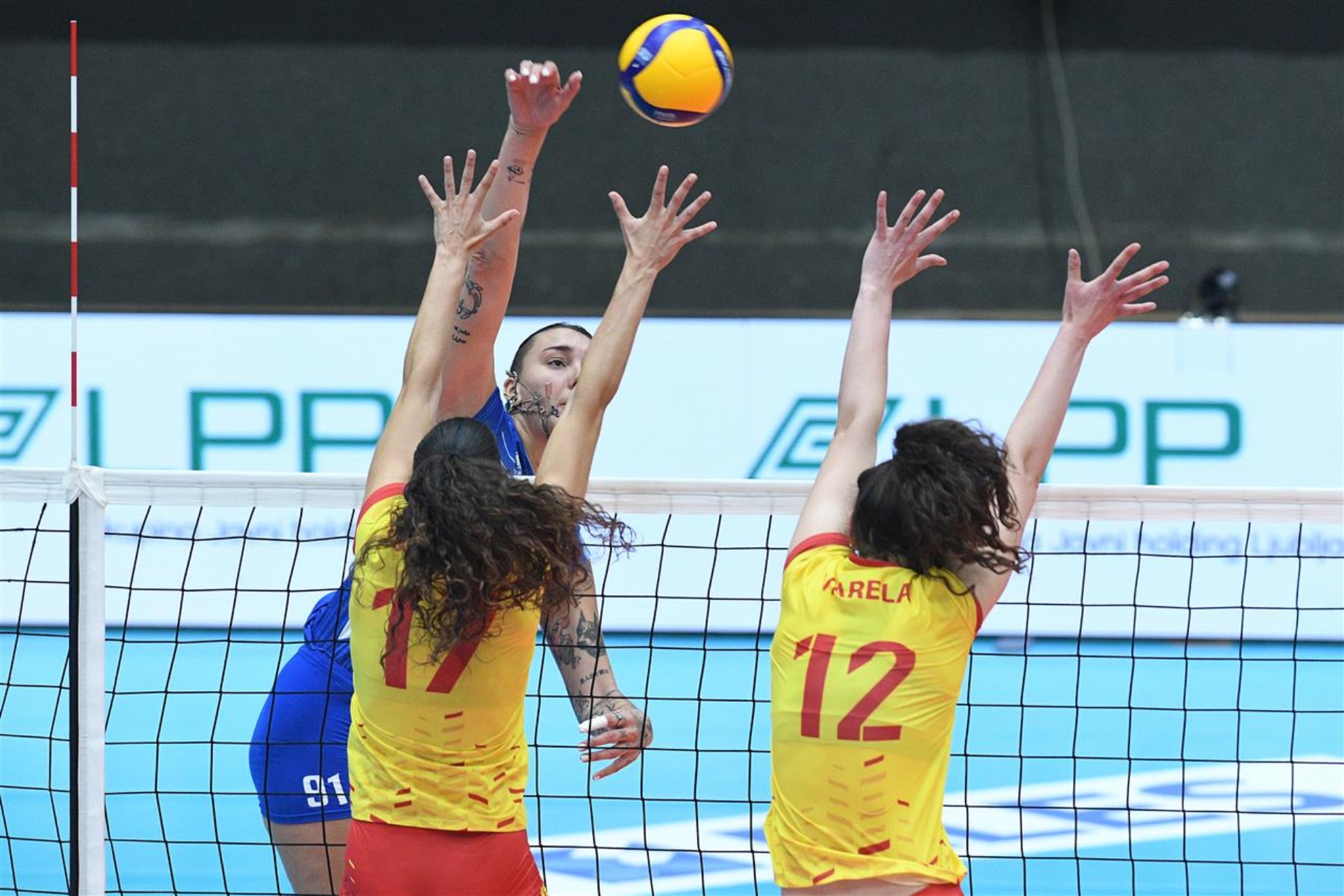 Ana Escamilla et Lucía Varela essayant de bloquer Martha Anthouli