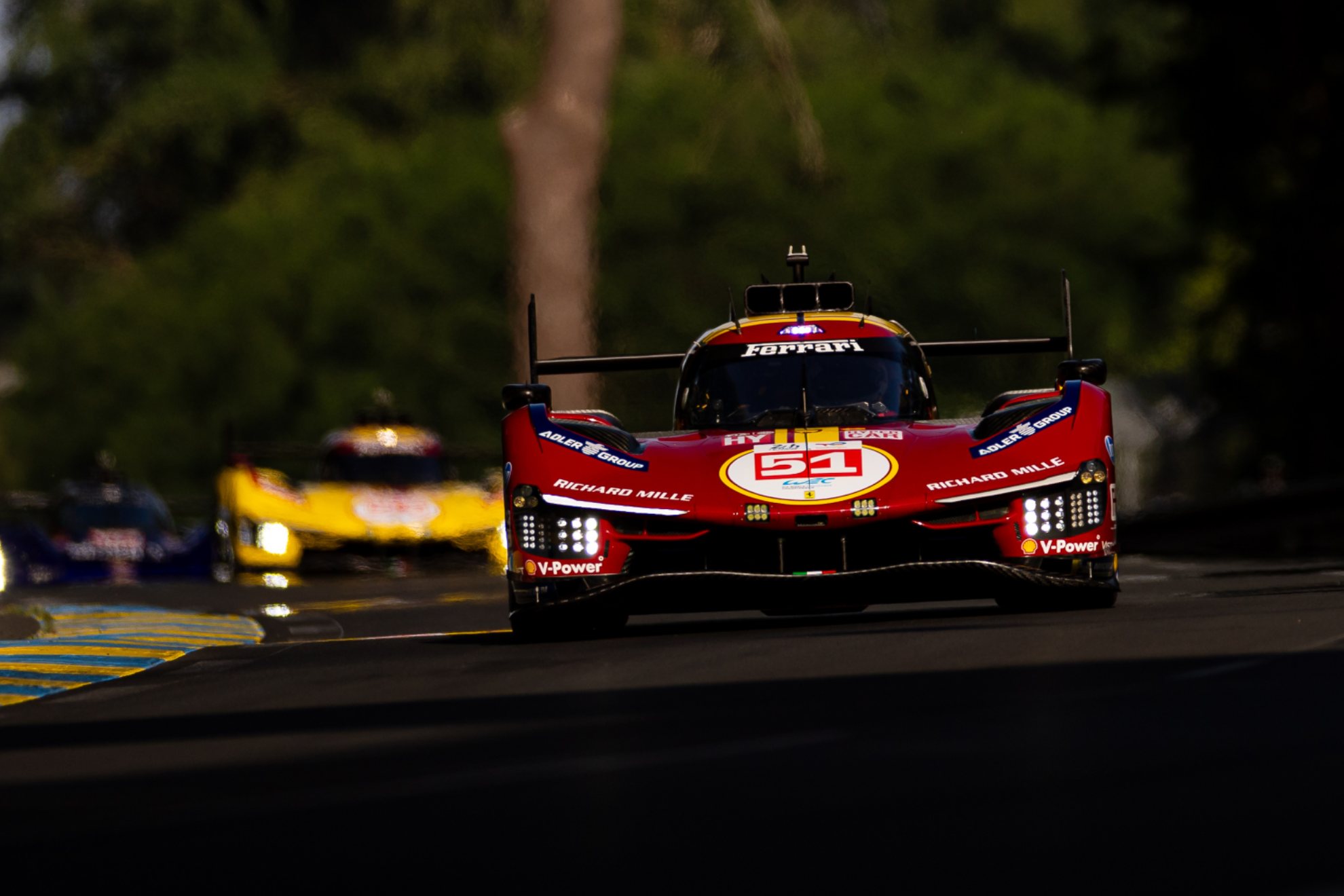 Los Ferrari #51 y #83 luchan codo con codo después de 17 horas