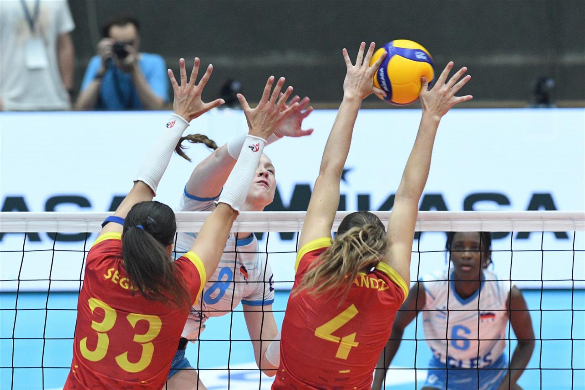 María Segura et Lola Hernández mettent un double bloc pour Eva Zatkovic à El Slovénie - Espagne de la Ligue européenne 2025