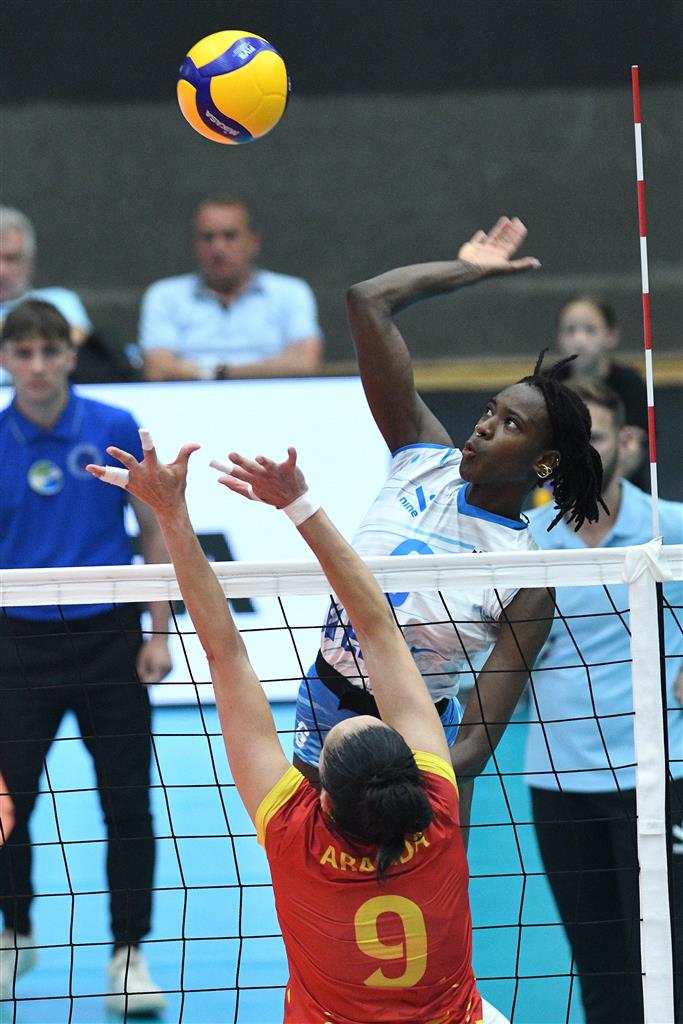 Attaque de la chaise de Fatoumatta contre le blocus de Patricia Aranda à El Slovénie - Espagne de la Ligue européenne de volleyball