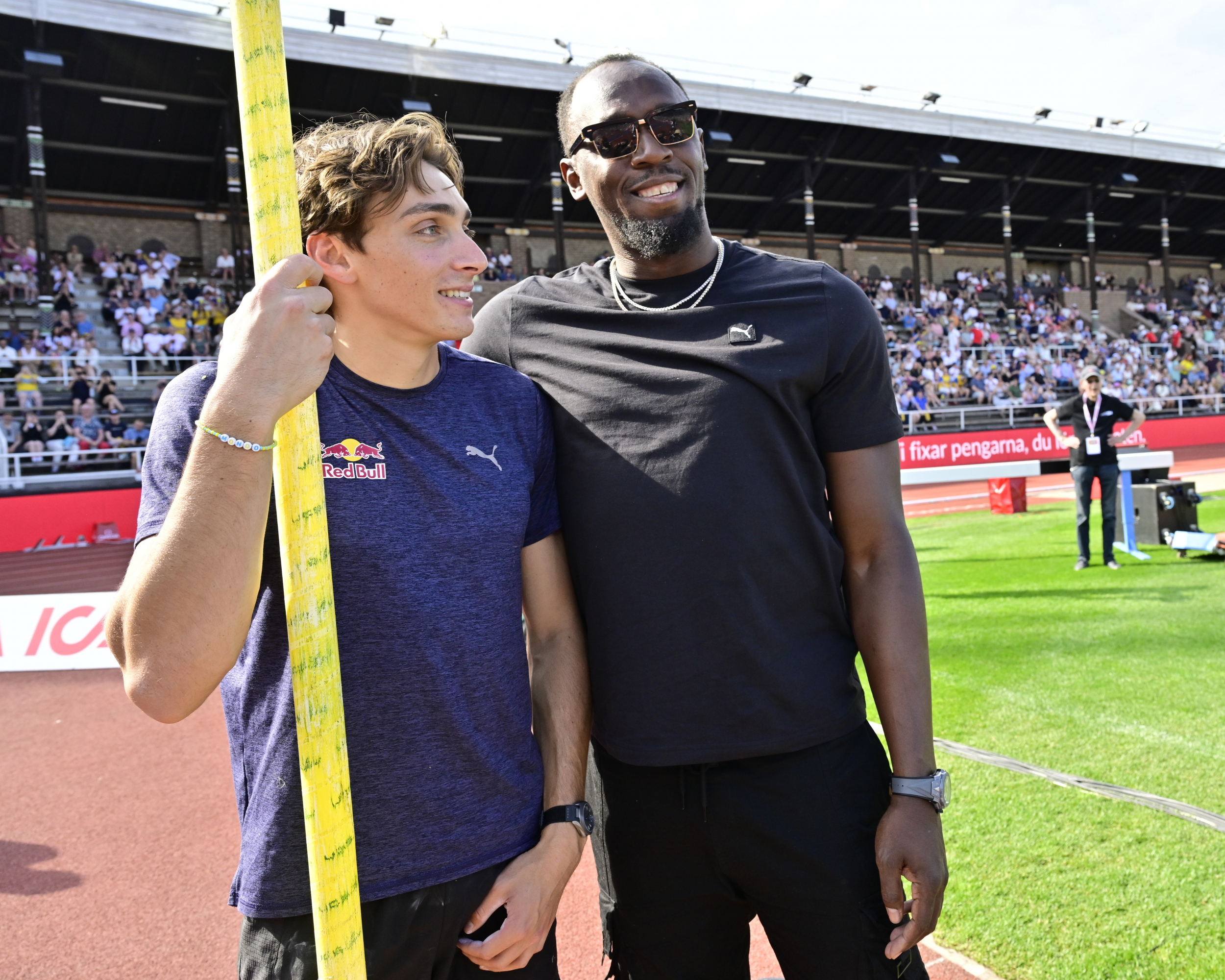 Usain Bolt y Armand Duplantis posan poco antes de que el sueco empezara a competir en la reunión de Estocolmo de la Diamond League.