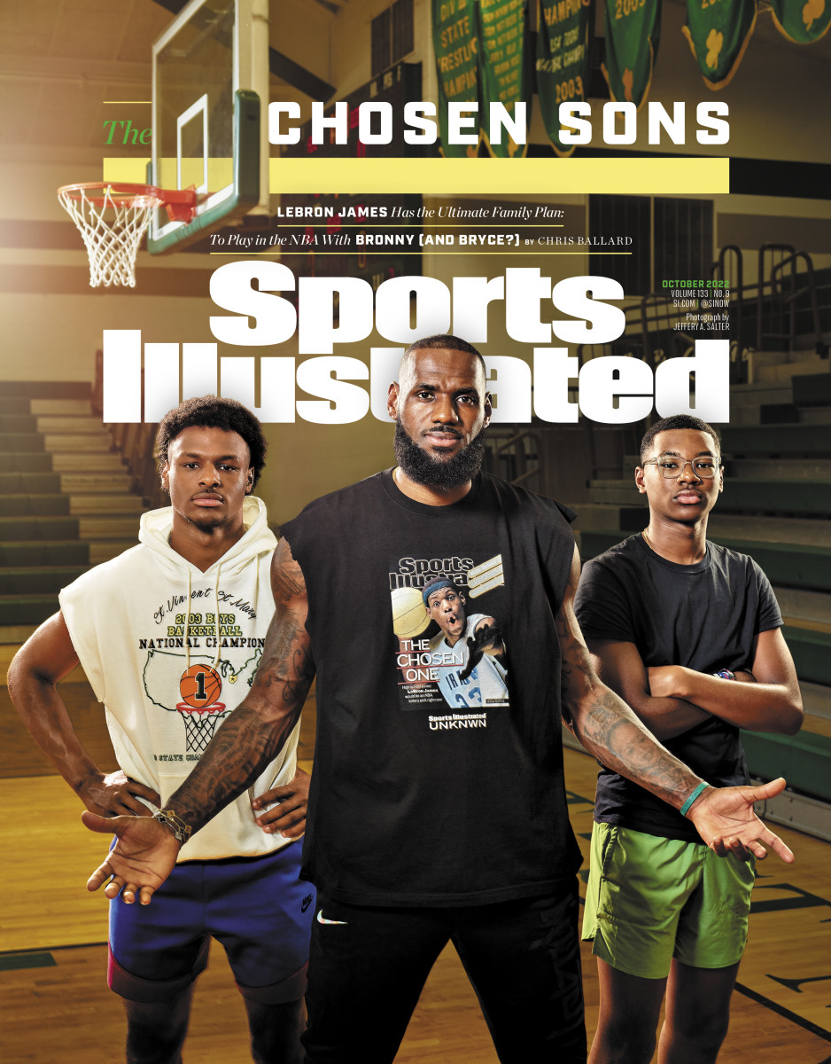 LeBron protagonizño esta portada de Sports Illustrated en 2022 junto a sus dos hijos.