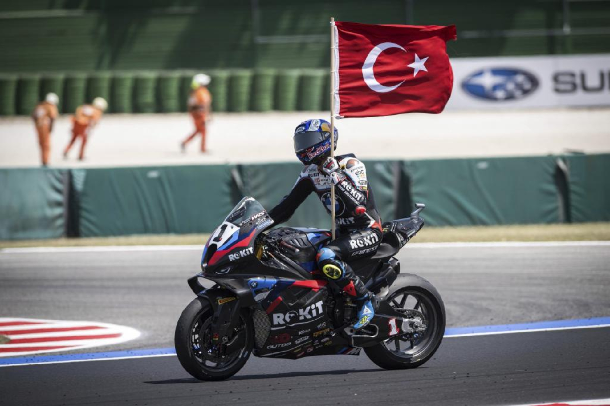 Toprak celebra uno de sus triunfos en Misano.