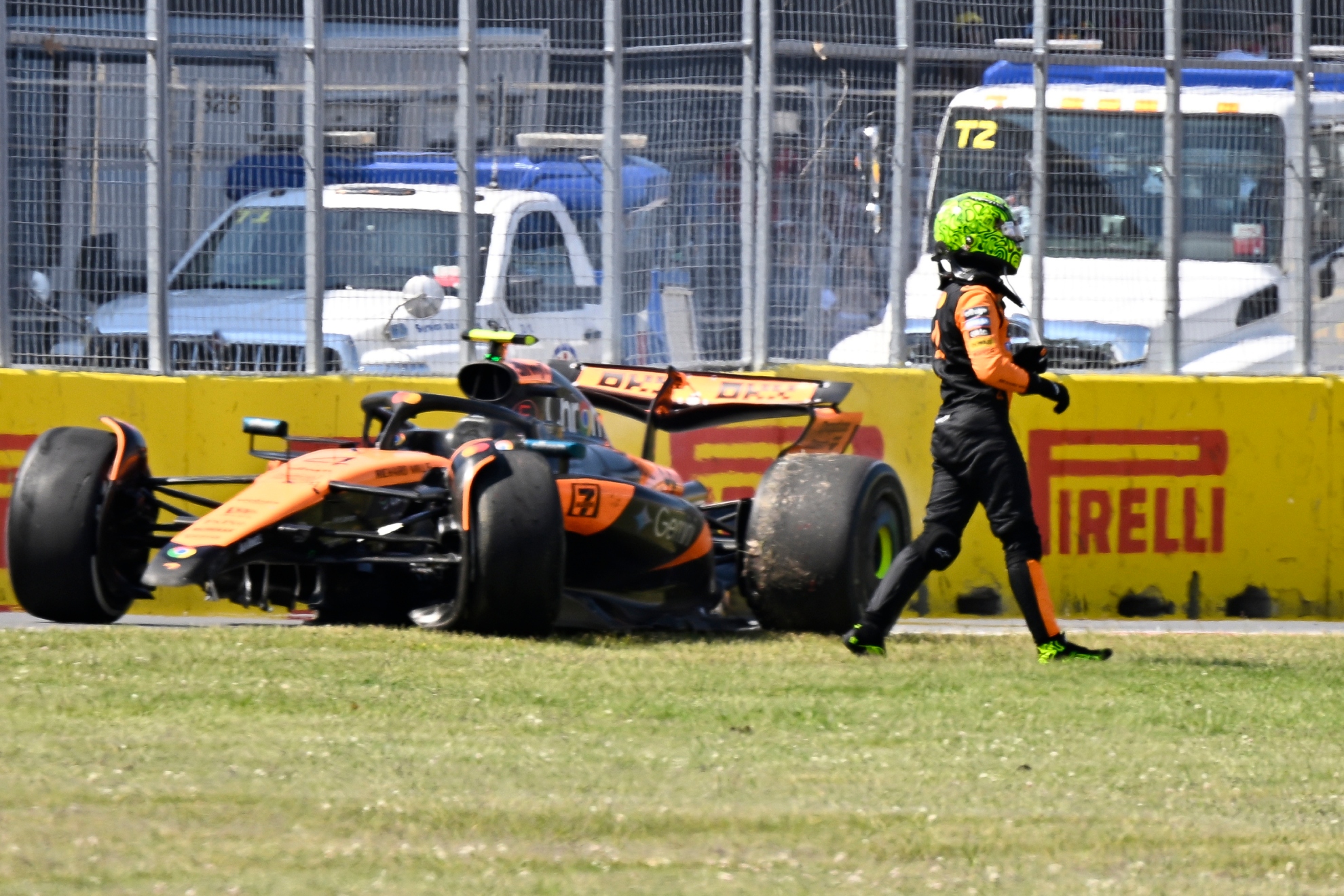 Lando Norris se baja del coche tras su impacto con Oscar Piastri en el GP de Canadá.