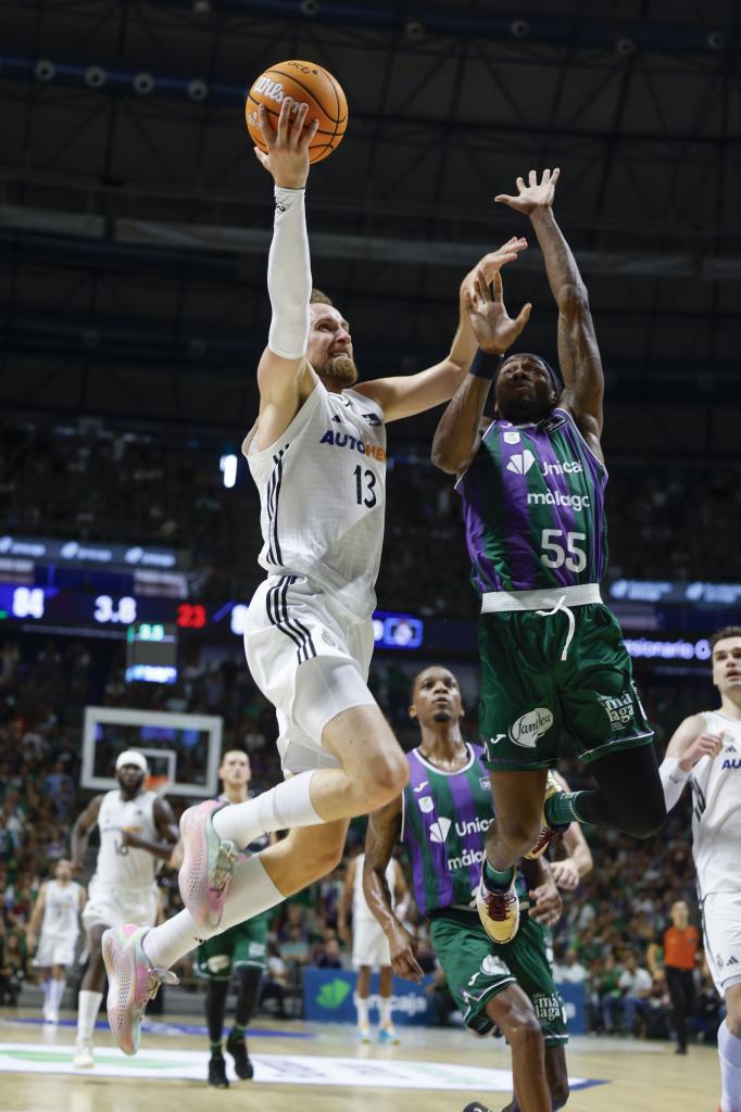 Dzanan Musa separates Kendrick Perry with the left arm in the decisive play of the third match.