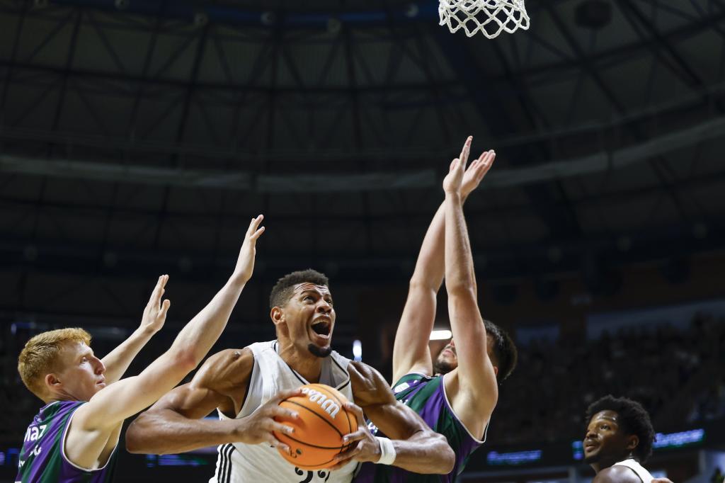 Walter Tavares tries to lift the ball between Alberto Díaz and Jonathan Barreiro.