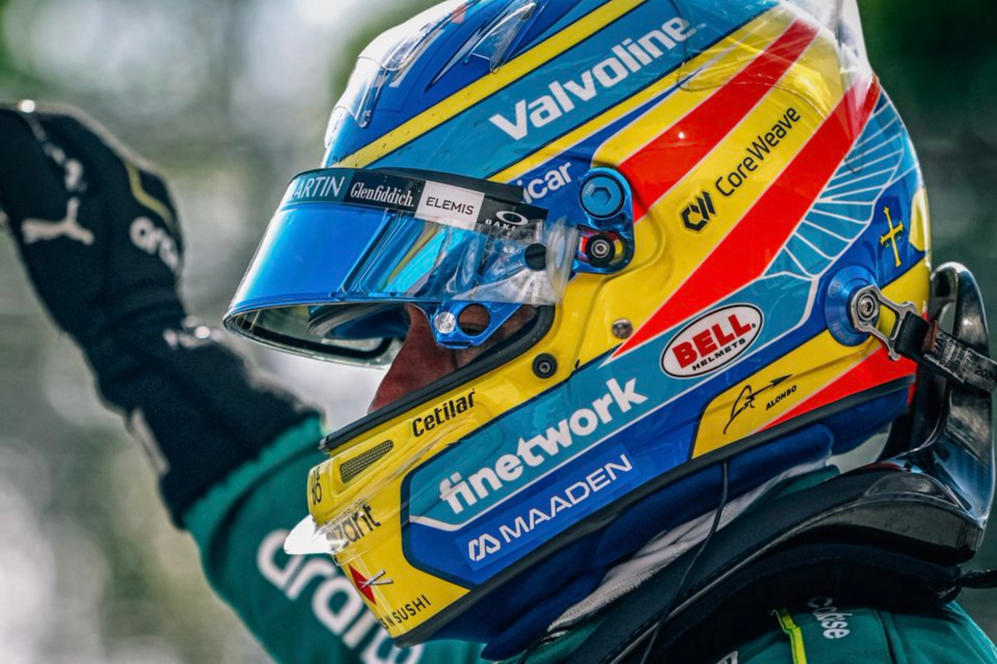 Alonso saluda tras la carrera.