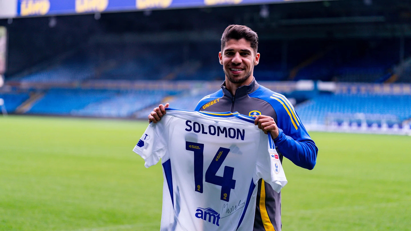 Manor Solomon in the presentation with the Leeds United.