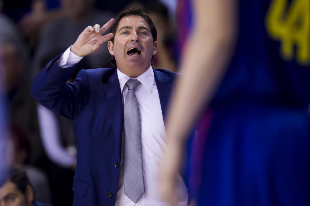 Xavi Pascual gives instructions during a Barcelona match.