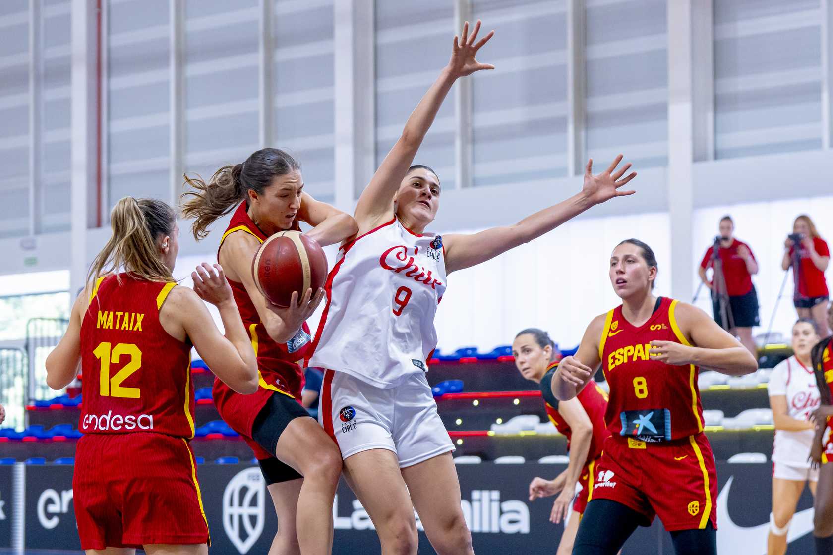 Helena Pueyo tries to score in the game against Chile played in Tenple Madrid.