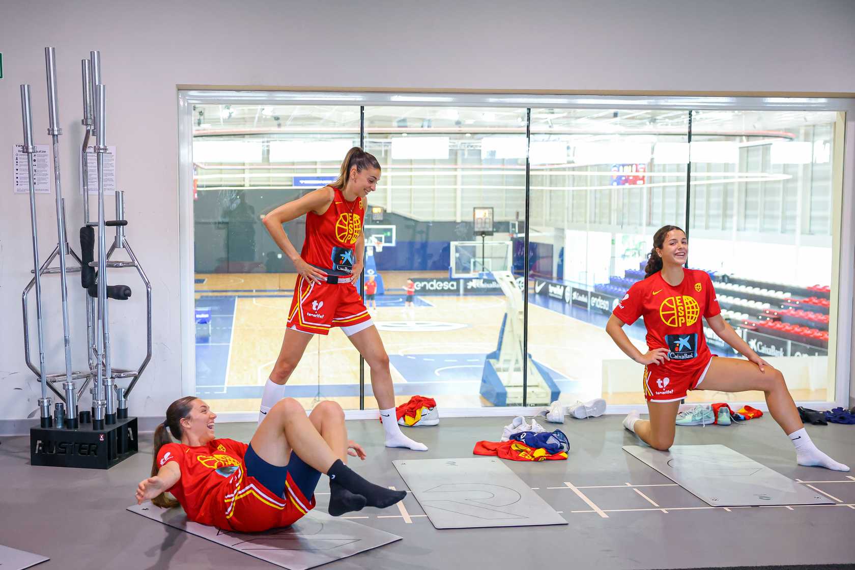 Elena Buenavida, Helena Pueyo and Mariona Ortiz in the gym.
