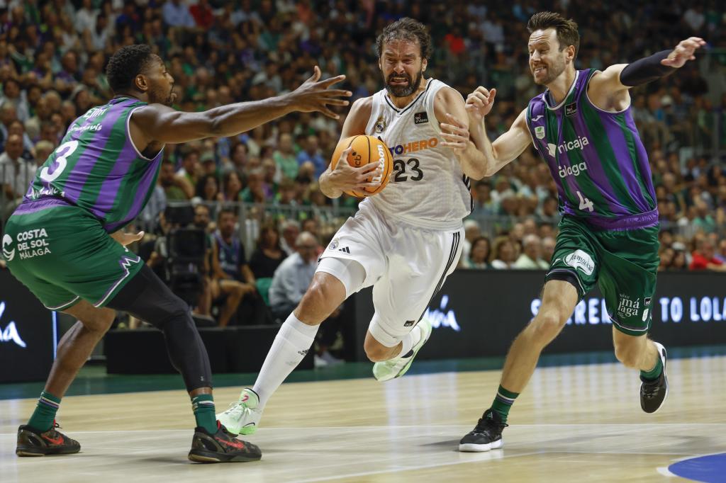Sergio Llull between Melvin Ejim Y Tyler Kalinoski.