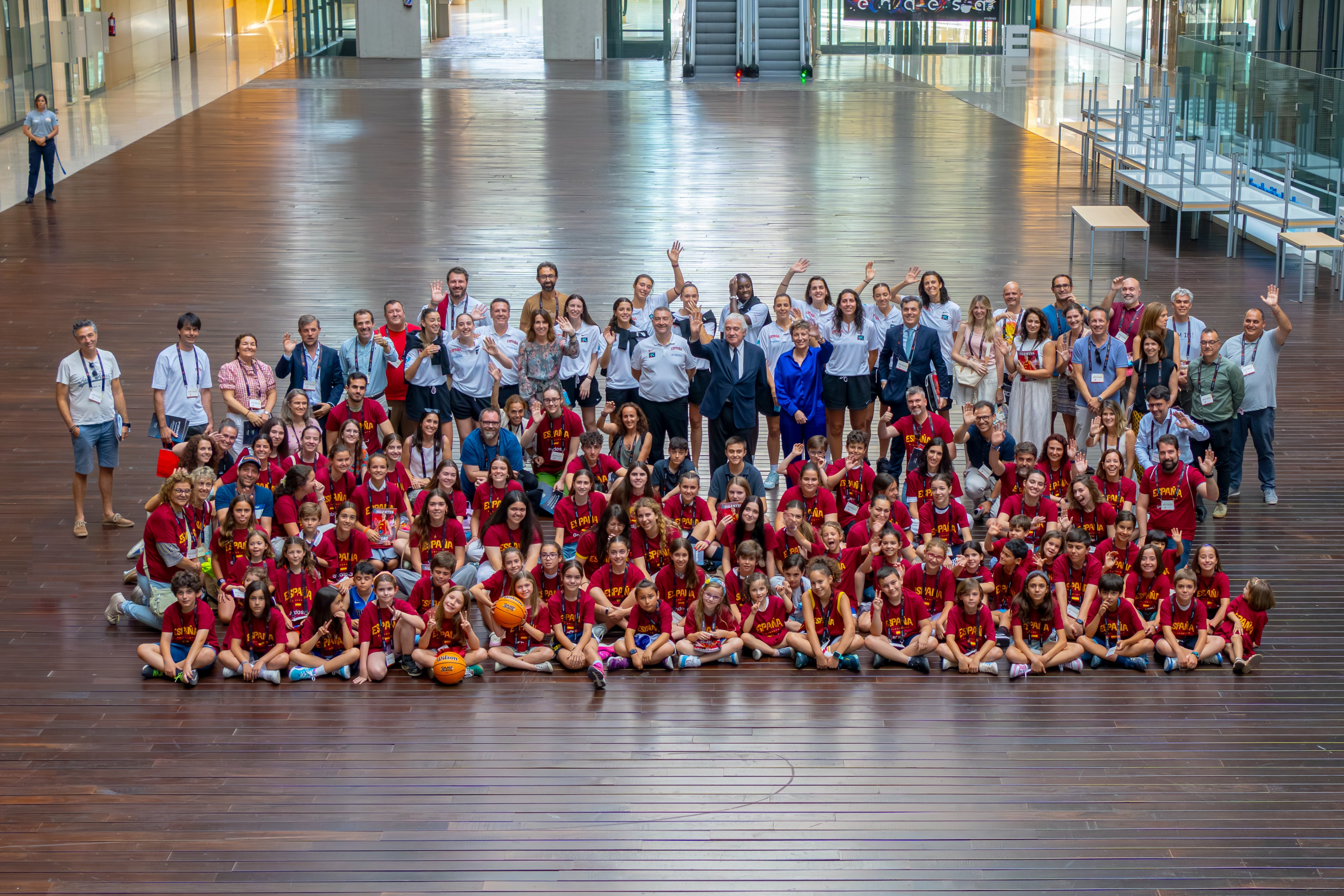 The women's team, at its farewell at the Endesa headquarters.