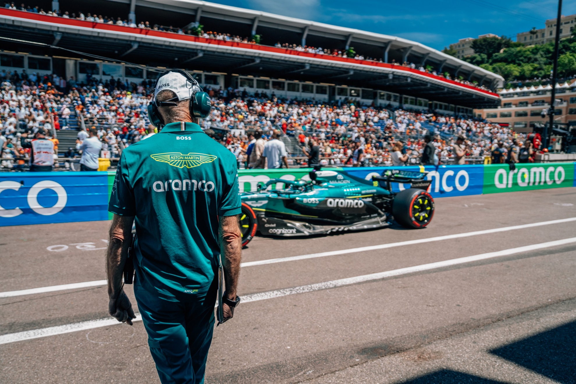 Adrian Newey contempla el Aston Martin.