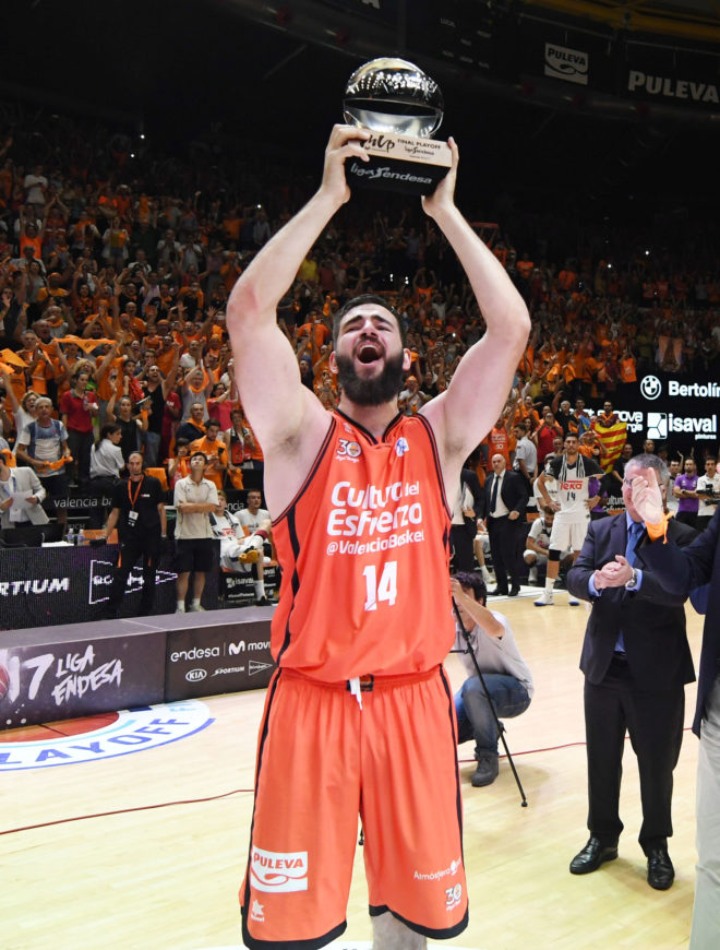 Bojan Dubljevic with the MVP of the ACB final in 2017.