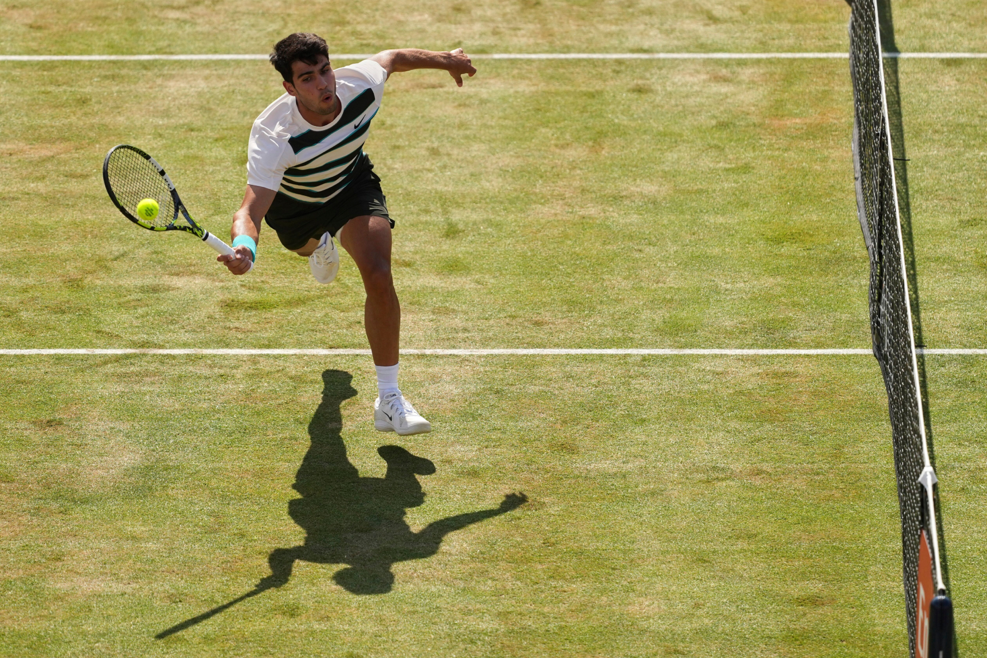 Carlos Alcaraz en su debut en la hierba de Queen's.