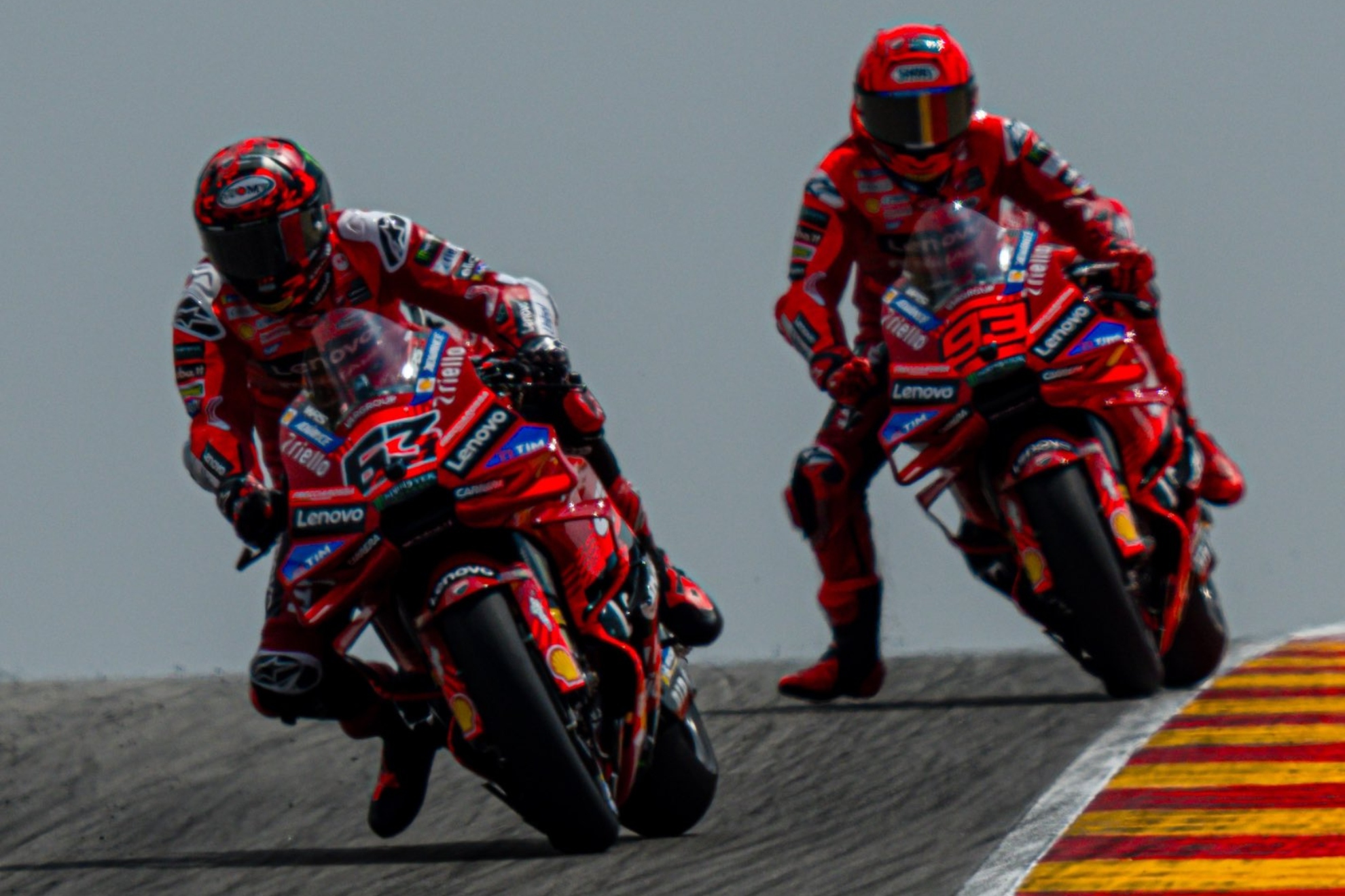 Pecco Bagnaia, delante de Marc Márquez en Aragón.