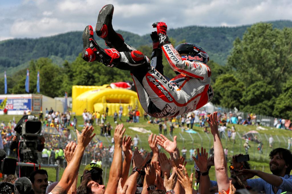 Marc Márquez, manteado tras ganar en Mugello en 2014.