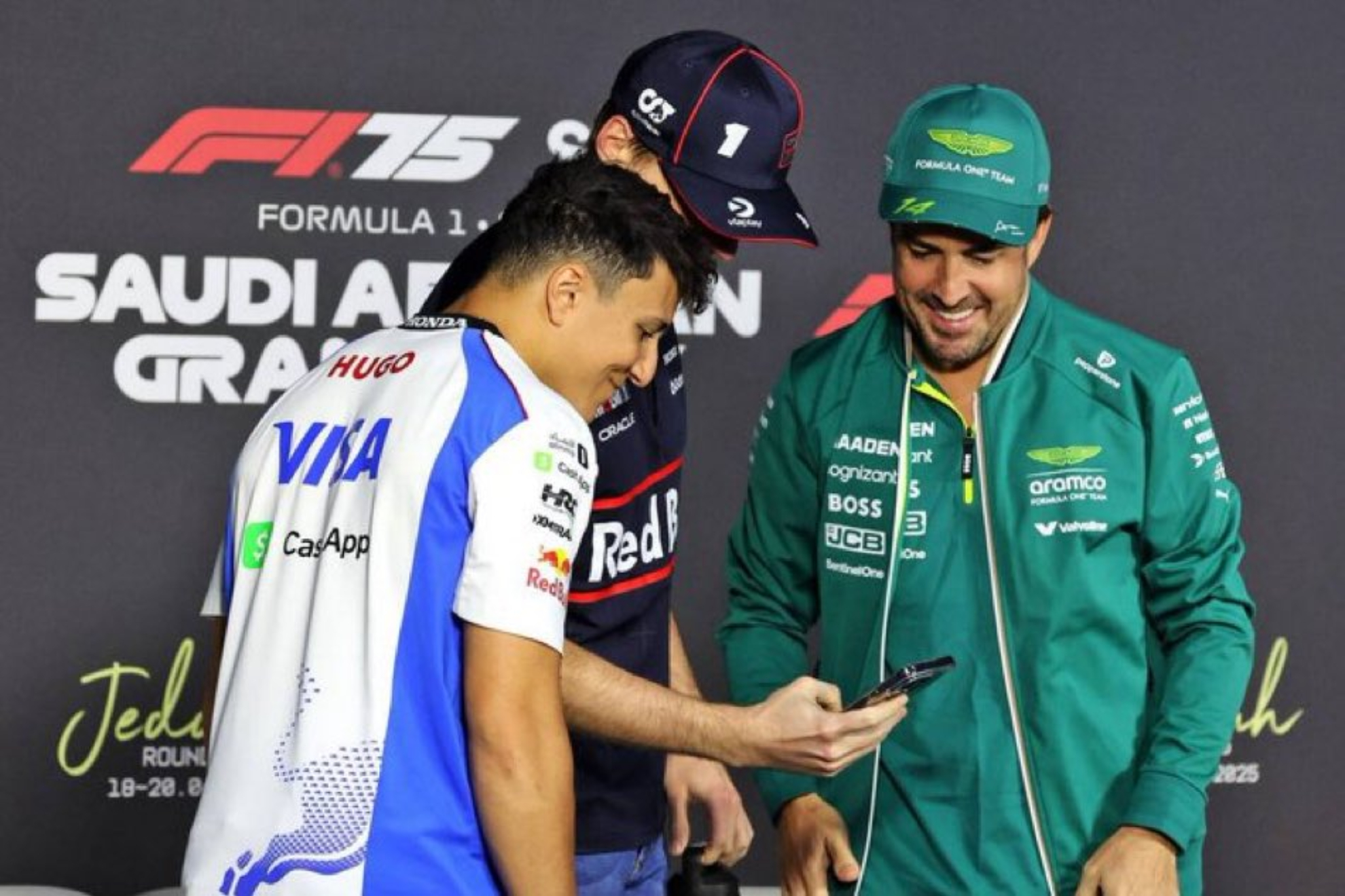 Hadjar, Verstappen y Alonso, en una rueda de prensa.