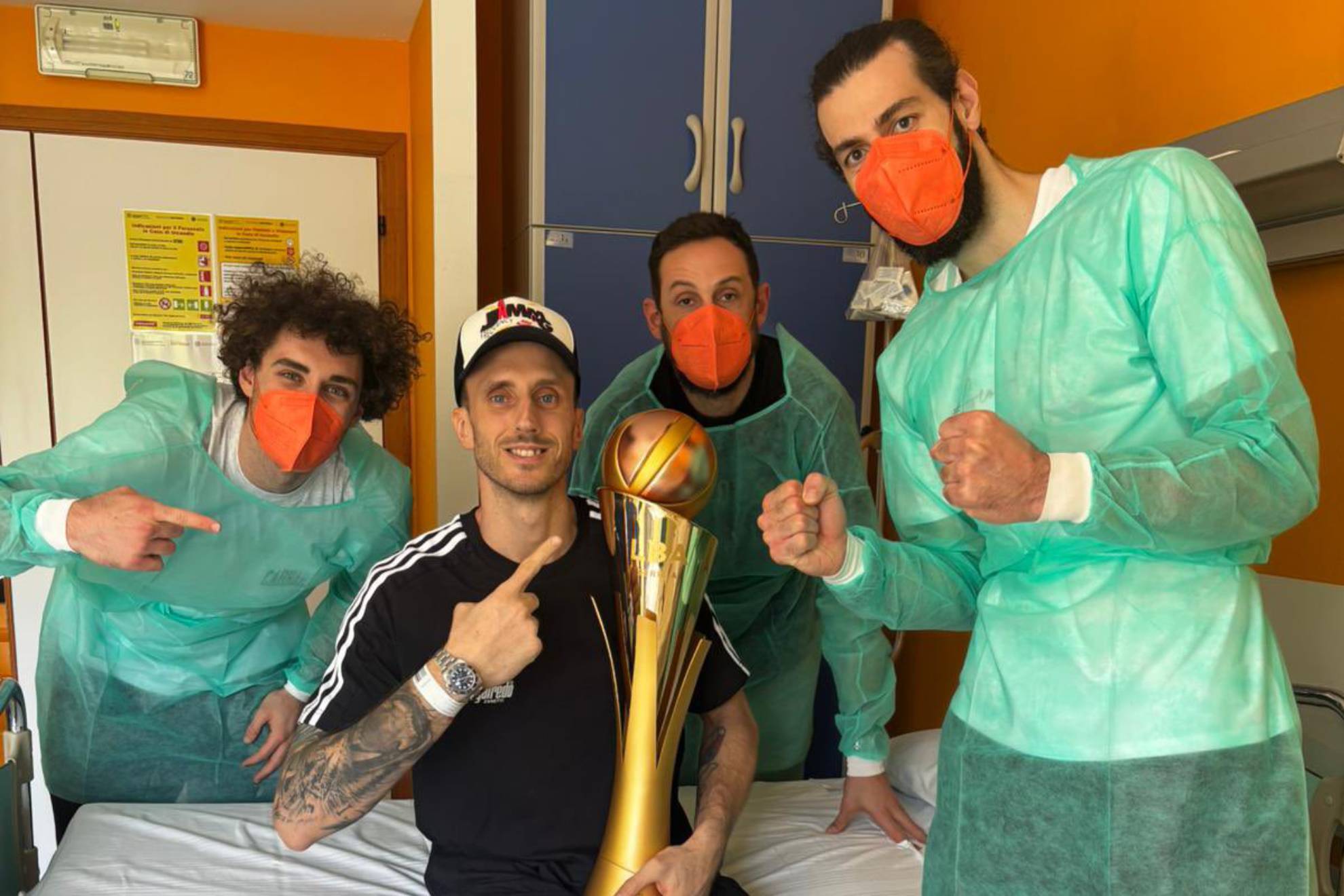 Alessandro Pajola, Marco Belinelli et Shengelia Tornike rendent visite à Achille Polonara à l'hôpital avec le trophée des champions de la Ligue italienne.